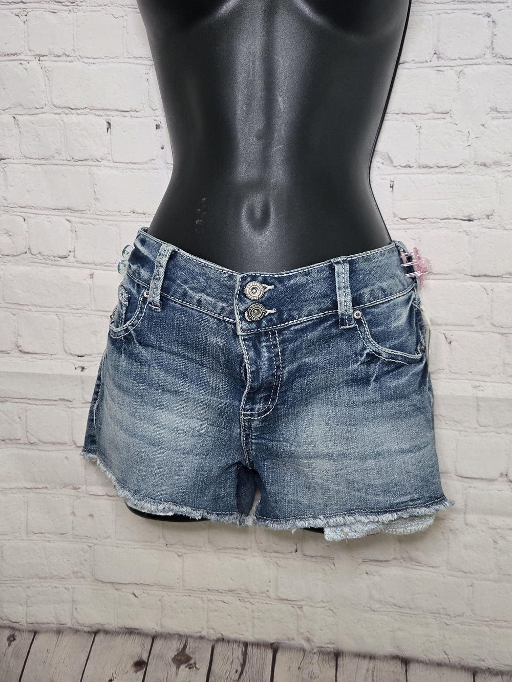 NWT Y2k Amethyst‎ Low Rise Jean Shorts Peekaboo Pockets Embroidered Rhinestone 9